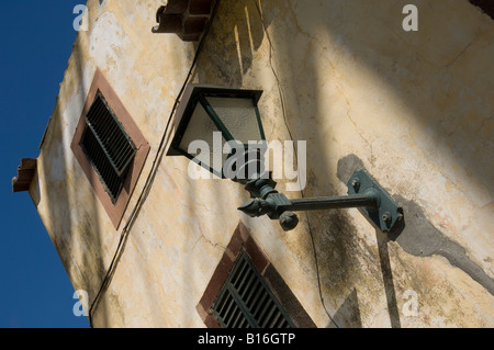 Primo piano della vecchia lampada sull'edificio della finestra con copertura Funchal Madera Portogallo Europa dell'UE Foto Stock