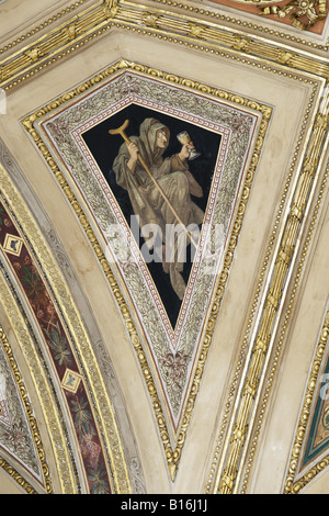 Austria Vienna Wien il Teatro dell'Opera di Vienna , Staatsoper , il soffitto di una vecchia strega nel maestoso atrio principale Foto Stock