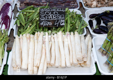 Wien il Naschmarkt, stalla di verdure fresche con asparagi solisti verdi e bianchi , melanzane , zenzero , okra , ecc. Foto Stock