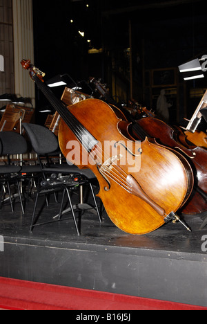 Austria Vienna Wien il Teatro dell'Opera di Vienna , Staatsoper , contrabbasso nella fossa dell'orchestra attende lo spettacolo prima dell'esibizione Foto Stock