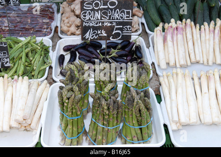 Wien il Naschmarkt , stalla di verdure fresche con asparagi solisti verdi e bianchi , melanzane , zenzero , okra ecc. Foto Stock