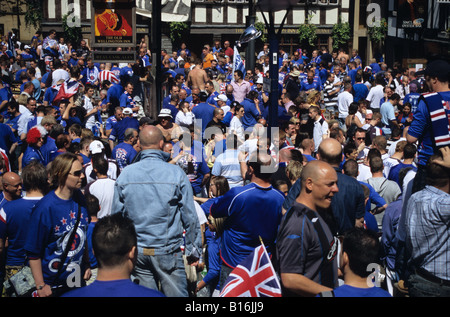 La folla dei Rangers Football Fans bere prima del finale di Coppa UEFA a Manchester Foto Stock