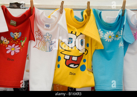 I bambini del t-shirt in vendita in un mercato a Ibiza Spagna Foto Stock