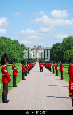 Cavalleria domestici sfilando sulla lunga passeggiata, il Castello di Windsor, Windsor, Berkshire, Inghilterra, Regno Unito Foto Stock