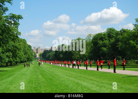 Cavalleria domestici sfilando sulla lunga passeggiata, il Castello di Windsor, Windsor, Berkshire, Inghilterra, Regno Unito Foto Stock