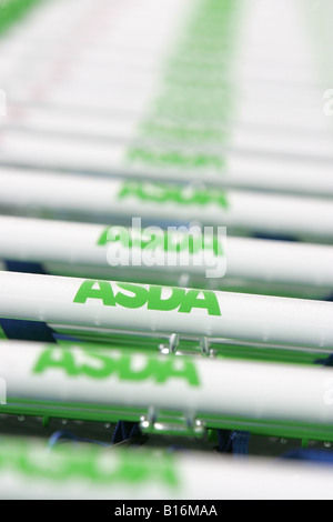 Asda carrelli della spesa. Foto Stock