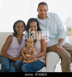 Multi-generazionale famiglia americana africana sul divano Foto Stock