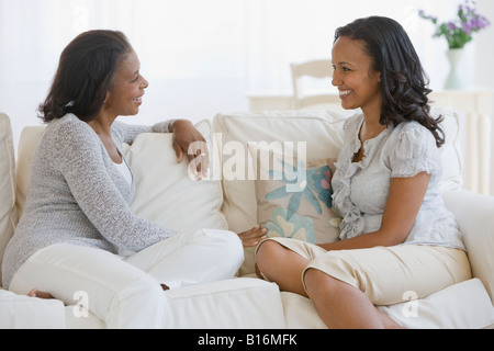 African American madre e figlia adulta parlando Foto Stock