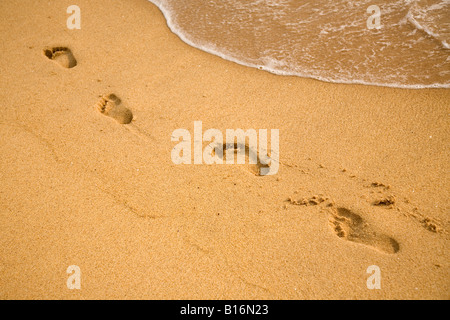 Orme sulla spiaggia di Managlore, Karnataka. La spiaggia è piacevolmente caldo al calpestio nel sole del tardo pomeriggio. Foto Stock