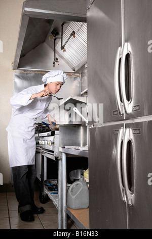 Maschio asiatici chef cibo degustazione Foto Stock