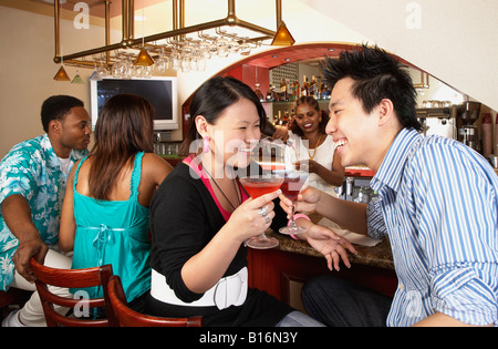 Multi-etnico persone seduti al bar Foto Stock