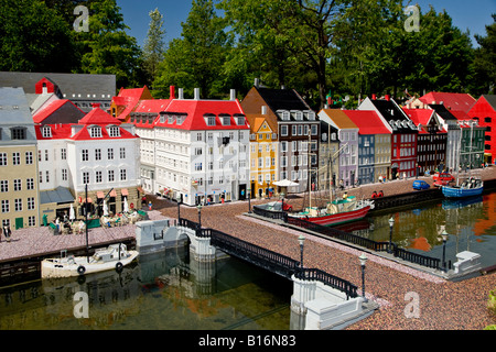 I mattoncini Lego modello di Nyhavn a Copenaghen al parco Legoland Foto Stock