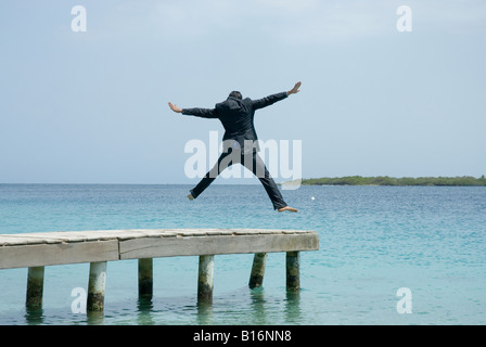 Imprenditore ispanica di saltare sul dock Foto Stock