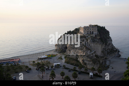 Un paesaggio colpo di santa maria dell'IO'solla della costa di Tropea in Italia Foto Stock