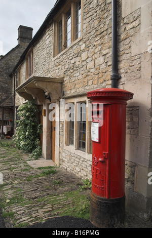 Red Postbox a Castle Combe, The Cotswolds, Wiltshire, Inghilterra, Regno Unito Foto Stock