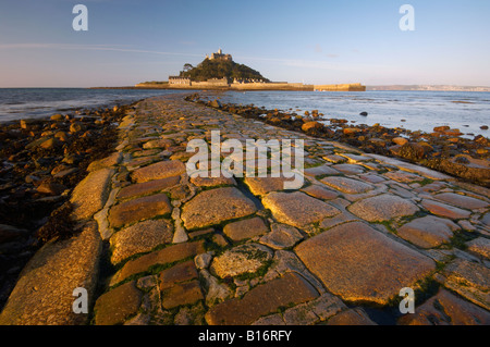 La old stone causeway che portano a St Michaels Mount at Dawn Marazion Cornwall Regno Unito Foto Stock