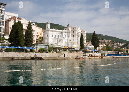 Opatija Istria Croazia Europa Può il casinò e fronte mare alberghi con walkers sul 12km lunga Setaliste Franza Giuseppa marciapiede Foto Stock