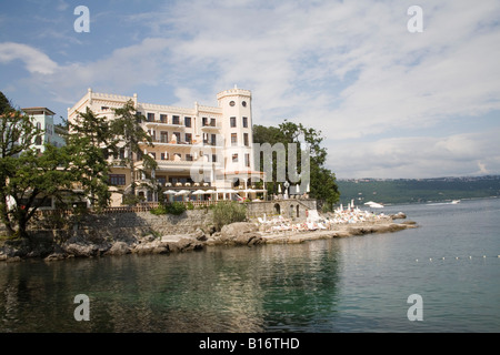 Abbazia Croazia Europa Può villeggiante a prendere il sole di fronte al lusso Miramar hotel di fronte al mare Foto Stock