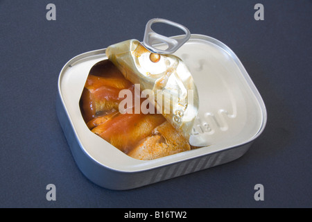 Un aperto può di sardine Foto Stock
