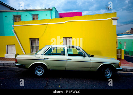 Vintage Mercedes parcheggiata in un Bo Kaap Street, Città del Capo Foto Stock