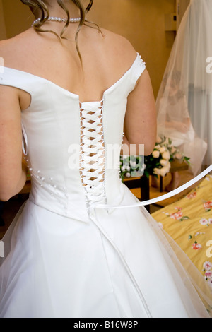 Bridesmaids consentono di indossare un abito da sposa di mattina Foto Stock