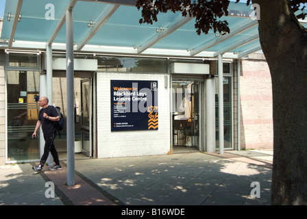 Esterno del Blackbird Leys Leisure Centre, Pegasus Road, Blackbird Leys, Oxford, England, Regno Unito Foto Stock