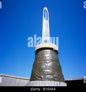 Steveston, BC, British Columbia, Canada - Fisherman's Memorial Monumento a Garry Point Park - grande rete da pesca ago Foto Stock