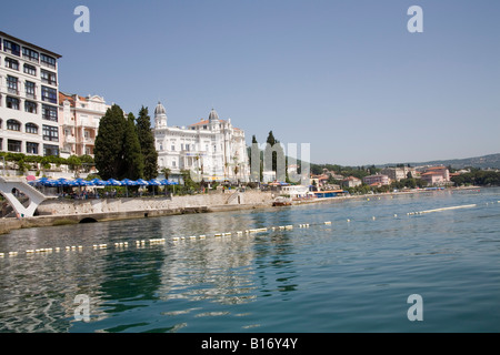 Opatija Istria Croazia Europa Può il casinò e fronte mare alberghi con caffè lungo la 12km lungo la promenade Foto Stock