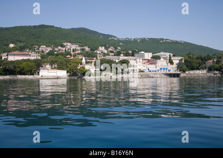 Opatija Istria Croazia Europa può guardare indietro per il magnifico Hotel Kvarner e il piu antico albergo croato Foto Stock