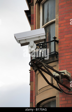 Sorveglianza in traffico fotocamera situata sulla staffa di supporto in alto sopra le strade delle città di Sheffield, monitoraggio di persone e di traffico. Foto Stock