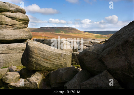 Una vista di Higger Tor in South Yorkshire visto da oltre Owler Tor su Hathersage Moor nel Derbyshire nel Peak District Foto Stock