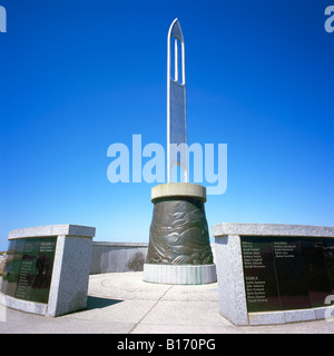 Steveston, BC, British Columbia, Canada - Fisherman's Memorial Monumento a Garry Point Park - grande rete da pesca ago Foto Stock