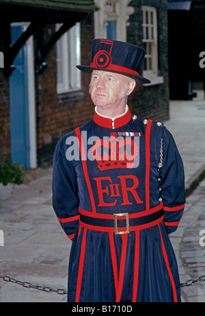 Gran Bretagna: EUROPA: Inghilterra: Isole britanniche: Londra: Ritratto di un Beefeater presso la Torre di Londra Foto Stock