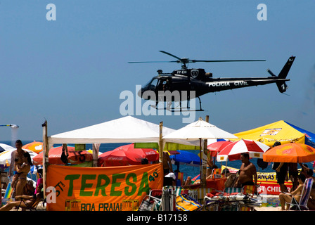 Elicottero della polizia sorvola sulla spiaggia di Copacabana a Rio de Janeiro in Brasile 26 02 06 Foto Stock