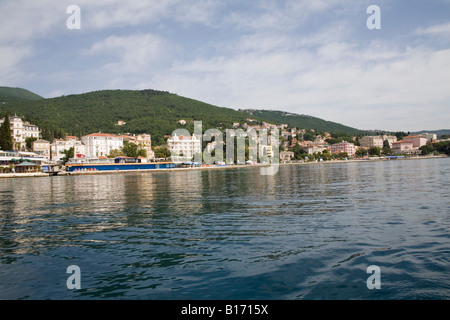 Opatija Istria Croazia Europa può guardare indietro presso il lungomare e il centro della città dal golfo di Kvarner Foto Stock