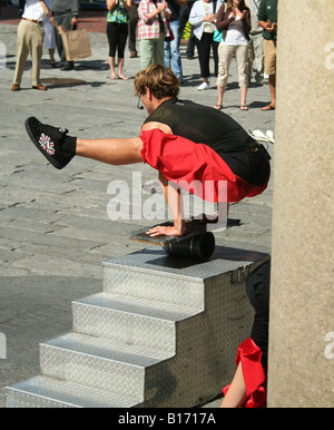 Artisti di strada nel centro cittadino di Boston facendo acrobazie Foto Stock