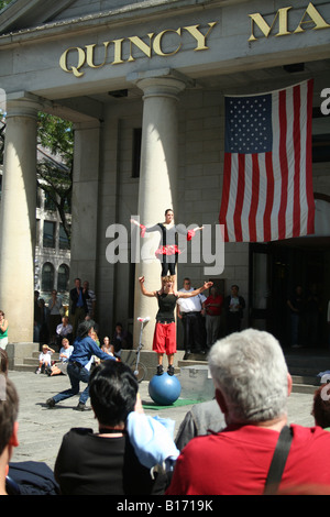 Artisti di strada nel centro cittadino di Boston s Quincy Market Foto Stock