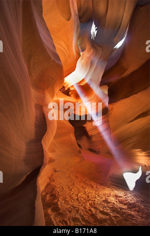 Una diretta fascio solare a mezzogiorno in un magnifico canyon Antelope negli Stati Uniti Foto Stock