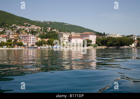 Opatija Istria Croazia Europa può guardare indietro al litorale e alcuni degli hotel di lusso dal Golfo del Quarnero Foto Stock