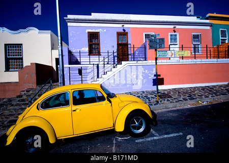 Beetle parcheggiata in un Bo Kaap Street, Città del Capo Foto Stock