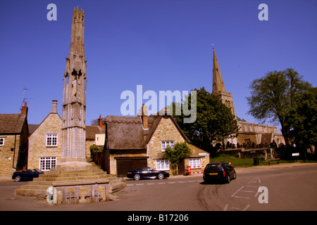 La Eleanor croce nel centro del villaggio di Geddington,Northamptonshire, Regno Unito Foto Stock