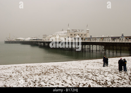 Regno Unito Inghilterra Sussex, inverno: Molo di Brighton e Spiaggia di neve. Foto Stock