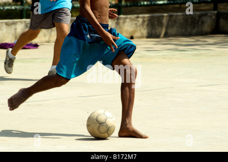 Ragazzi che giocano a calcio futsal al Flamengo s park della città di Rio de Janeiro in Brasile 24 Settembre 2005 Foto Stock