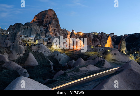 Antica cavetown Uchisar presso Goreme Cappadocia Turchia Foto Stock