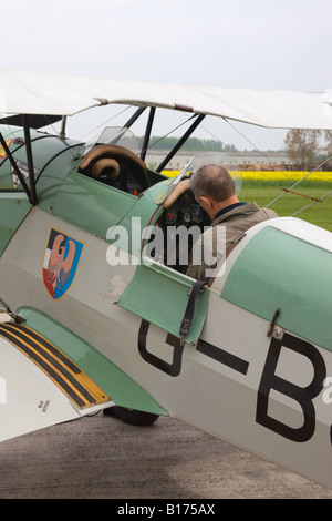 CASA (Bucker) 1-131E SERIE 1000 Jungmann G-BJAL close-up del cockpit con pilota in pozzetto Foto Stock