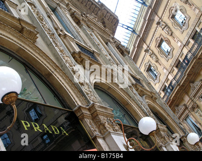 Prada retail in Galleria Vittorio Emanuele, Milano, Italia EU Foto Stock