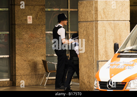 Inghilterra, Londra Hammersmith, i funzionari di polizia a piedi Foto Stock