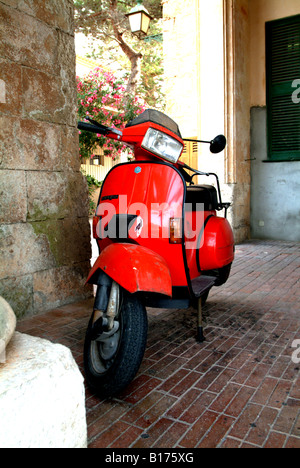 Red scooter parcheggiato in Cuitadella Ciutadella Foto Stock