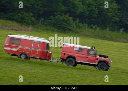 Red Land Rover Defender 110 Hard Top con traino di un matching red caravan per la Nazionale ALRC 2008. Foto Stock