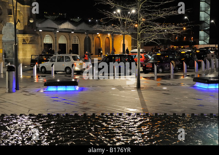 Sheffield Stazione Ferroviaria di notte. Per coloro che arrivano in treno e rendendo il loro modo di attesa black cab taxi. Foto Stock